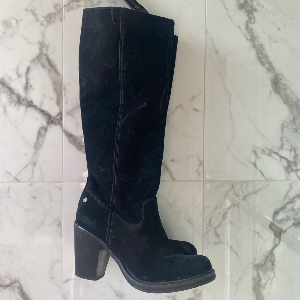 Calvin Klein knee high boot and chunky heel. Great condition